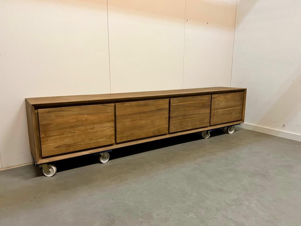 Maatwerk-hangend-tv-meubel-ruwe-afwerking-en-rechte-hoeken