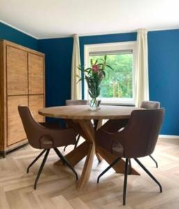 ronde-tafel-houten-kruispoot