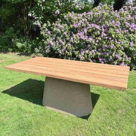 Rechthoekige outdoor tafel van gerecycled teakhout met wicker kolompoot