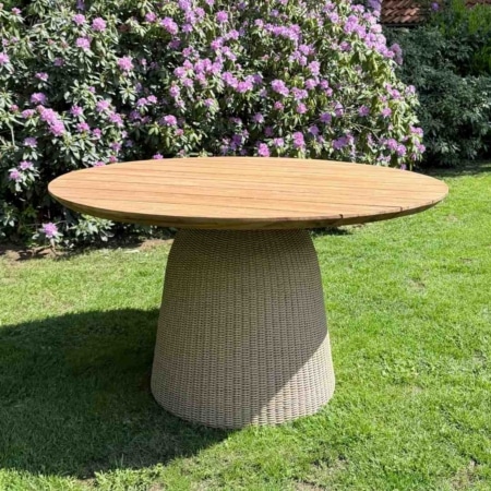 Exclusieve ronde outdoor tafel Ubud Column van gerecycled teakhout en wicker onderstel