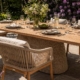 Sfeervolle en moderne eettafel voor in de tuin.
