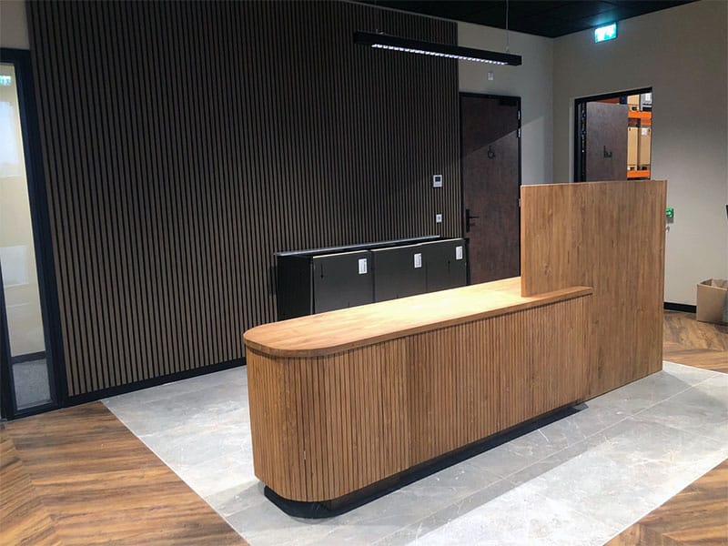 teakhouten-receptiebalie-maatwerk-kantoorinrichting