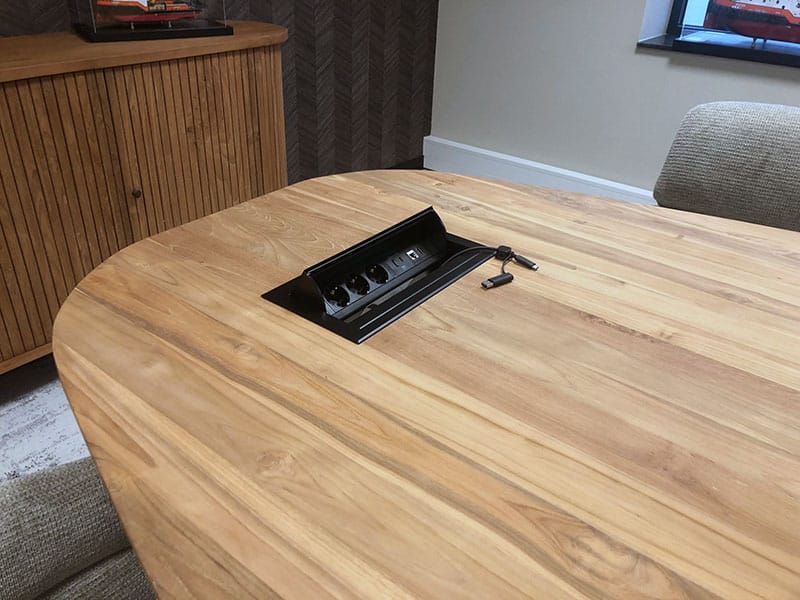 teakhouten-vergadertafel-geintegreerde-kabelvoorziening-detail